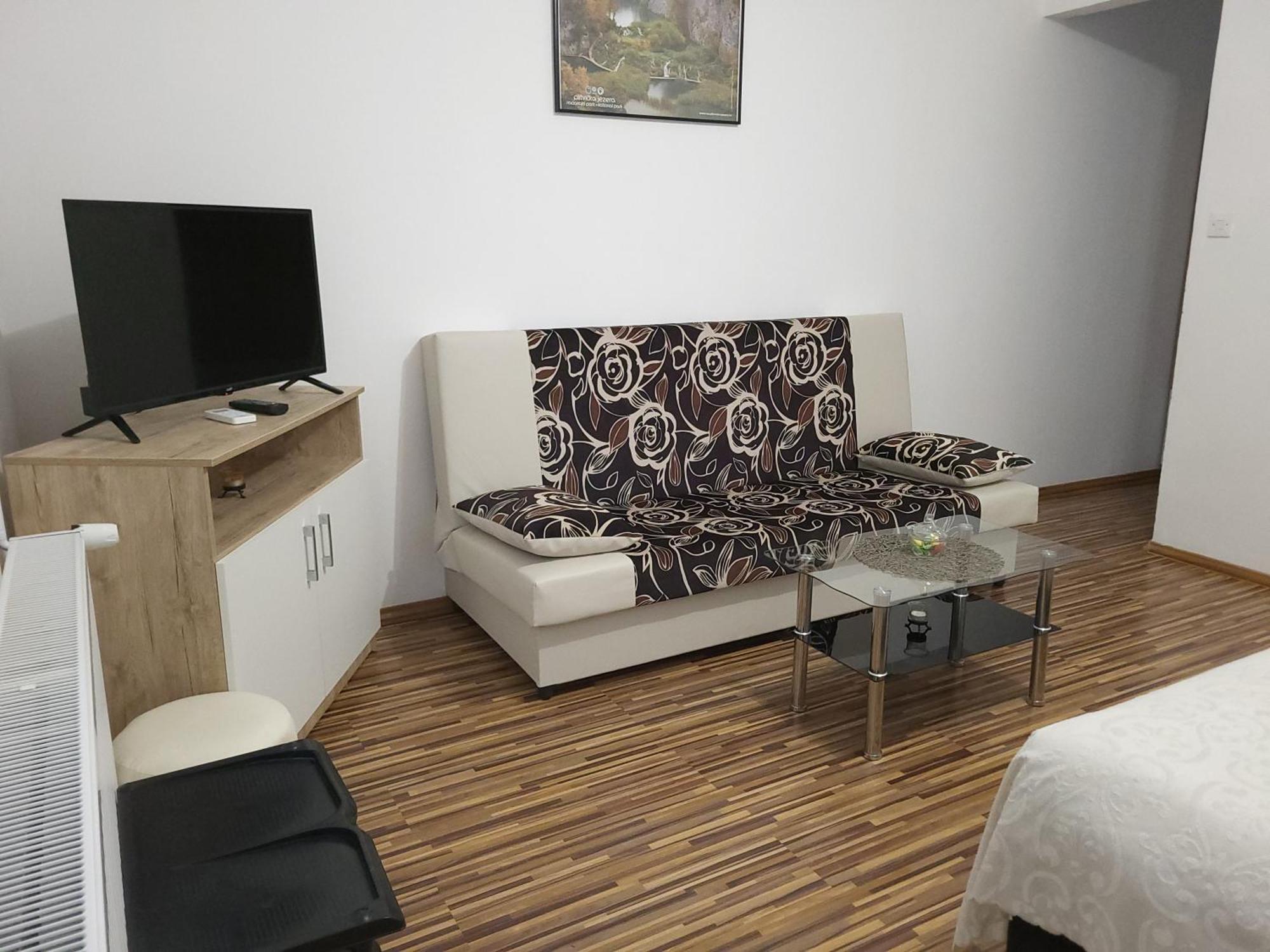 Apartment & Room Toma Smoljanac Exterior photo