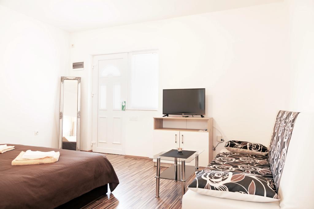 Apartment & Room Toma Smoljanac Exterior photo